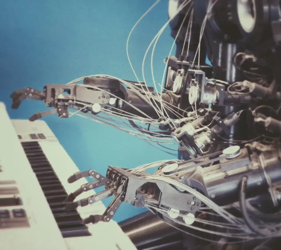 Science des données et intelligence artificielle Thème : science des données et intelligence artificielle, photographie d'un robot jouant du piano.